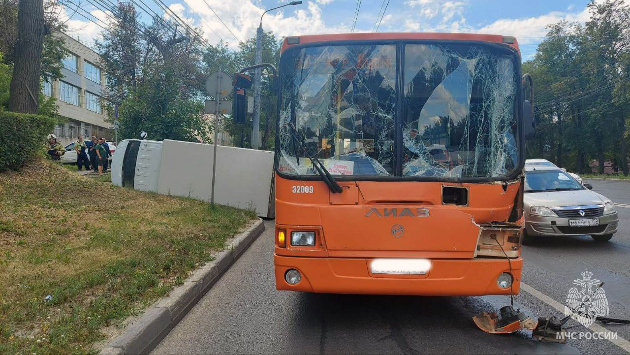 Автобус с пассажирами и грузовой автомобиль столкнулись на проспекте Гагарина в Нижнем