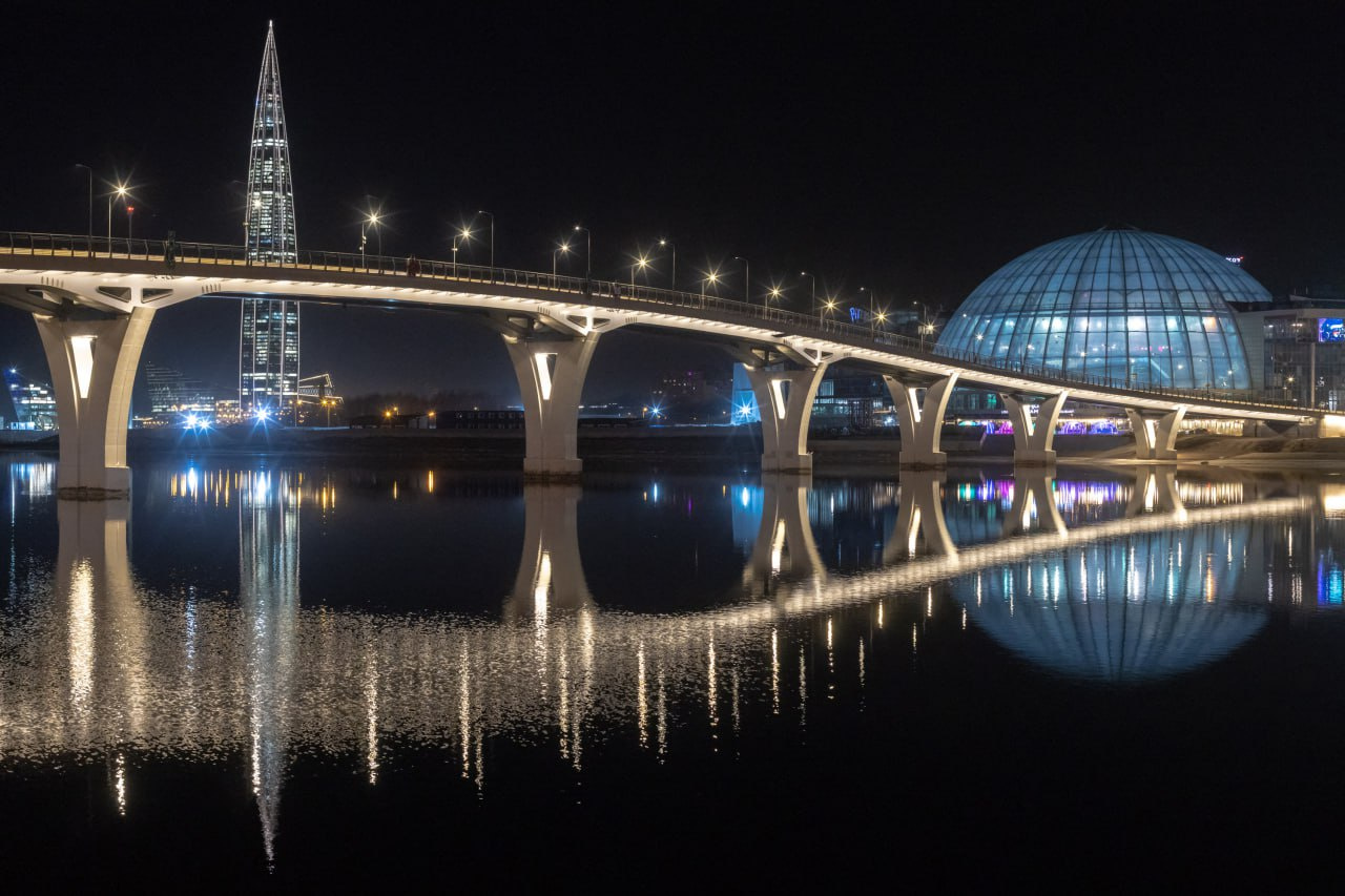 Лахта Центр и ЗСД отражаются в воде Финского залива в Петербурге, фото - 10  апреля 2023 - Фонтанка.Ру