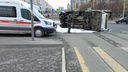 В ДТП с перевернувшейся маршруткой на Комсомольском проспекте пострадали шесть человек