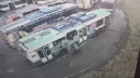 «Полностью голым разрисовывал»: появилось видео, как подростки испортили троллейбус в депо Ярославля
