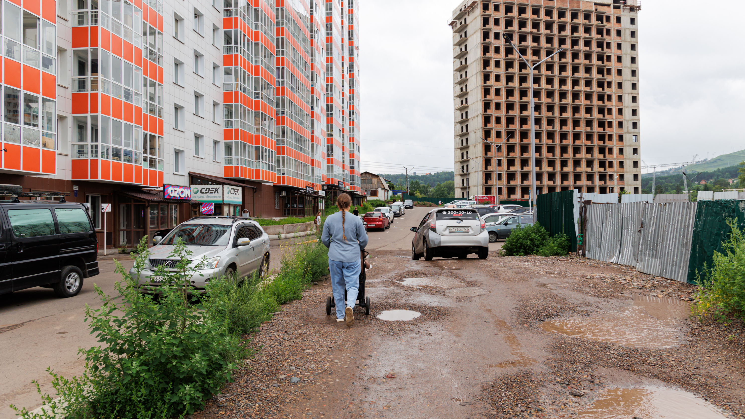 «Экономия и жадность застройщиков»: таксист назвал самые проблемные дворы Красноярска, откуда тяжело выехать