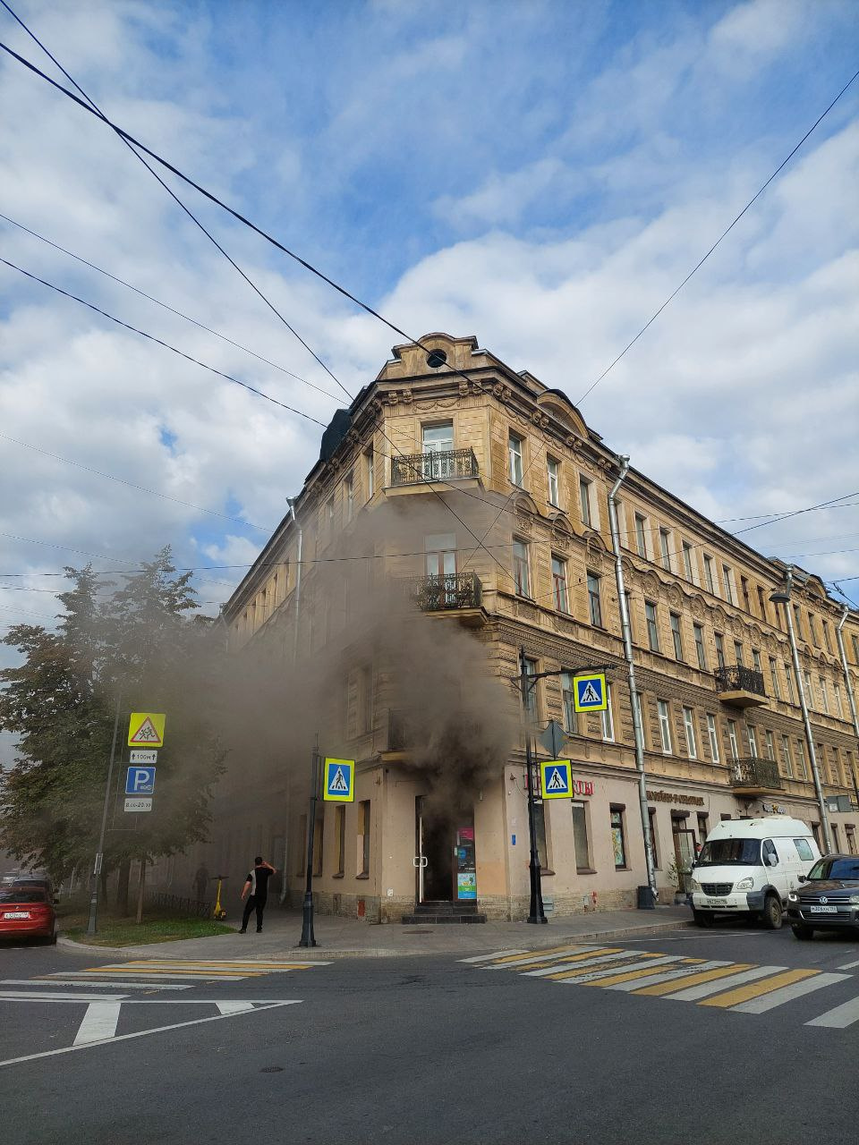 Пожар в магазине на Зверинской улице тушат в Петербурге. Дым подбирается к зоопарку