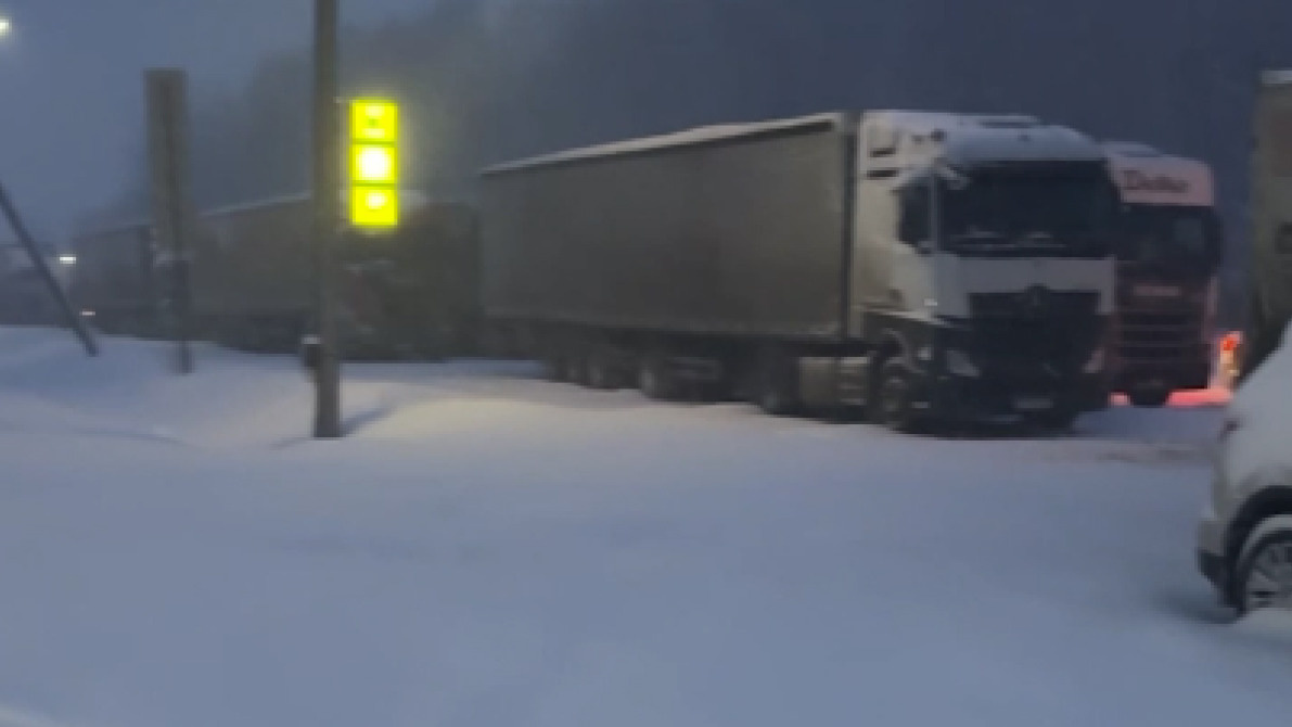 Путь из Перми в Екатеринбург занял 12 часов. Из-за снега трасса встала в пробку — водители бросают фуры