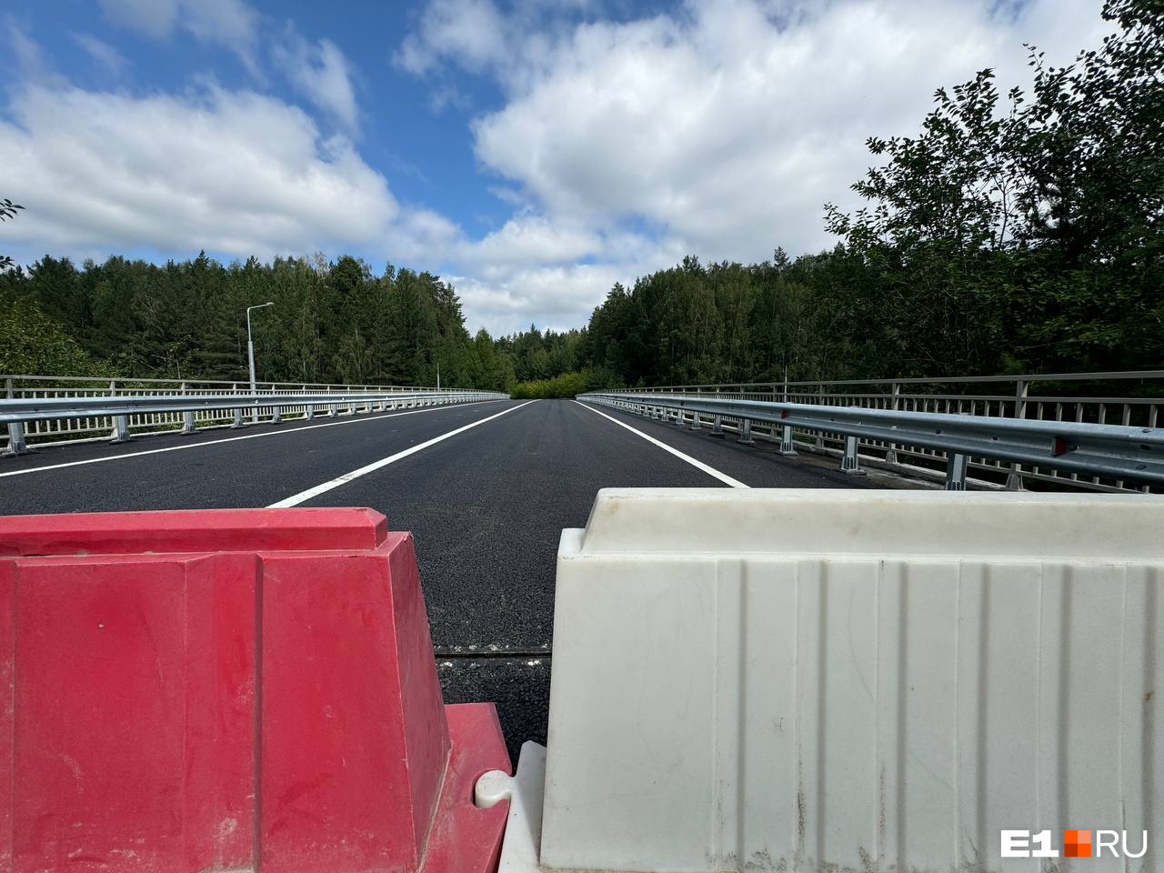 В Екатеринбурге после большого ремонта открыли важный мост. Посмотрите, как он выглядит