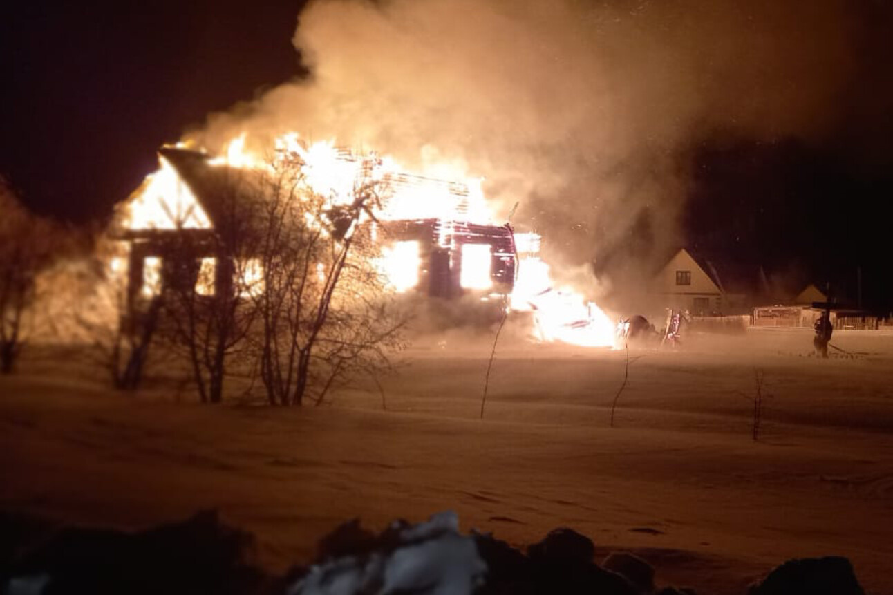 В Омской области пламя охватило здание церкви