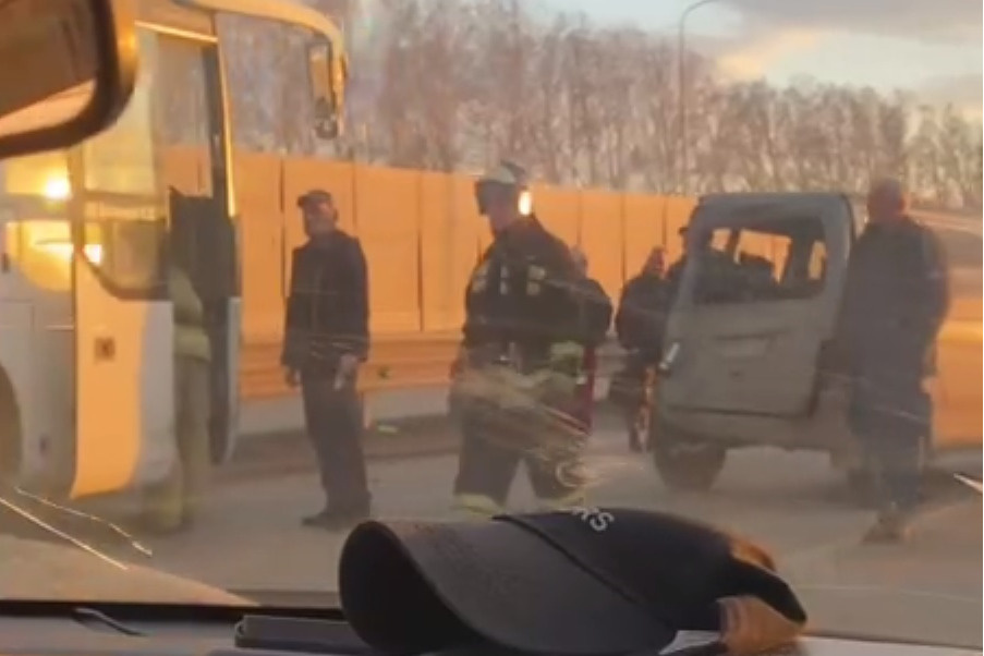 «Почувствовал себя плохо». На Урале водитель автобуса потерял управление и протаранил три машины