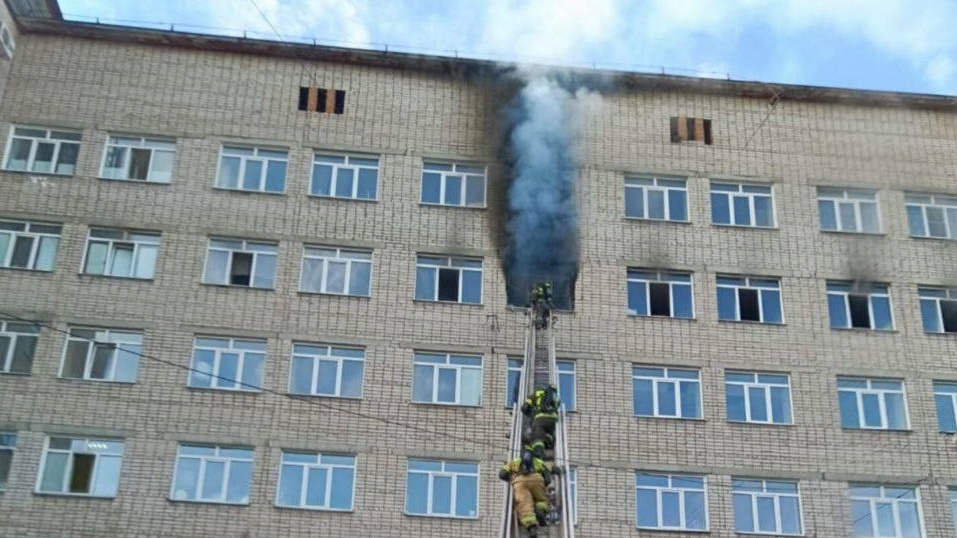 Десятки человек эвакуировали из больницы на Алтае— в здании вспыхнул пожар