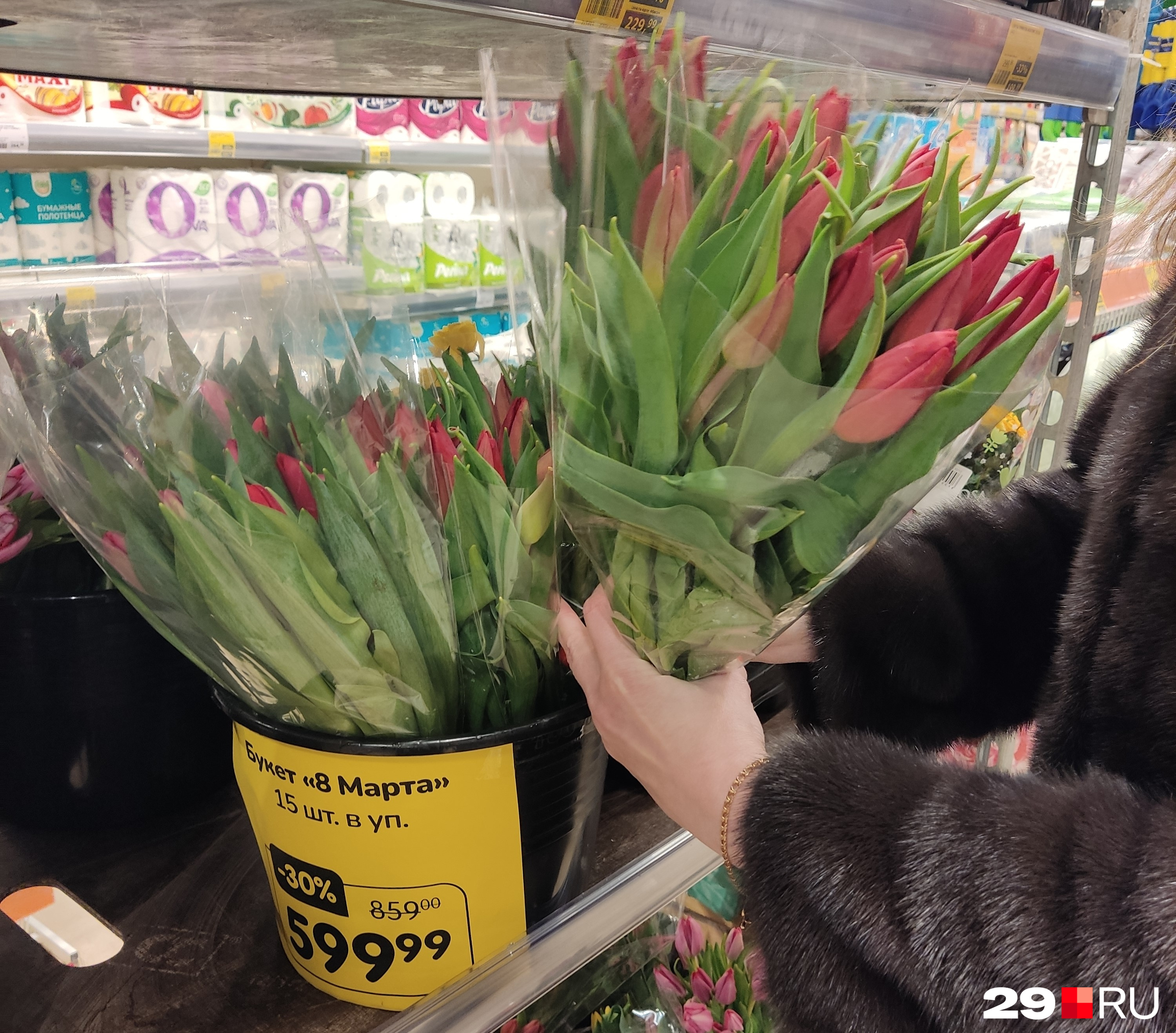 Есть здесь и традиционный стеллаж с тюльпанами — 15 штук продают за 599 рублей (это со скидкой в 30%)