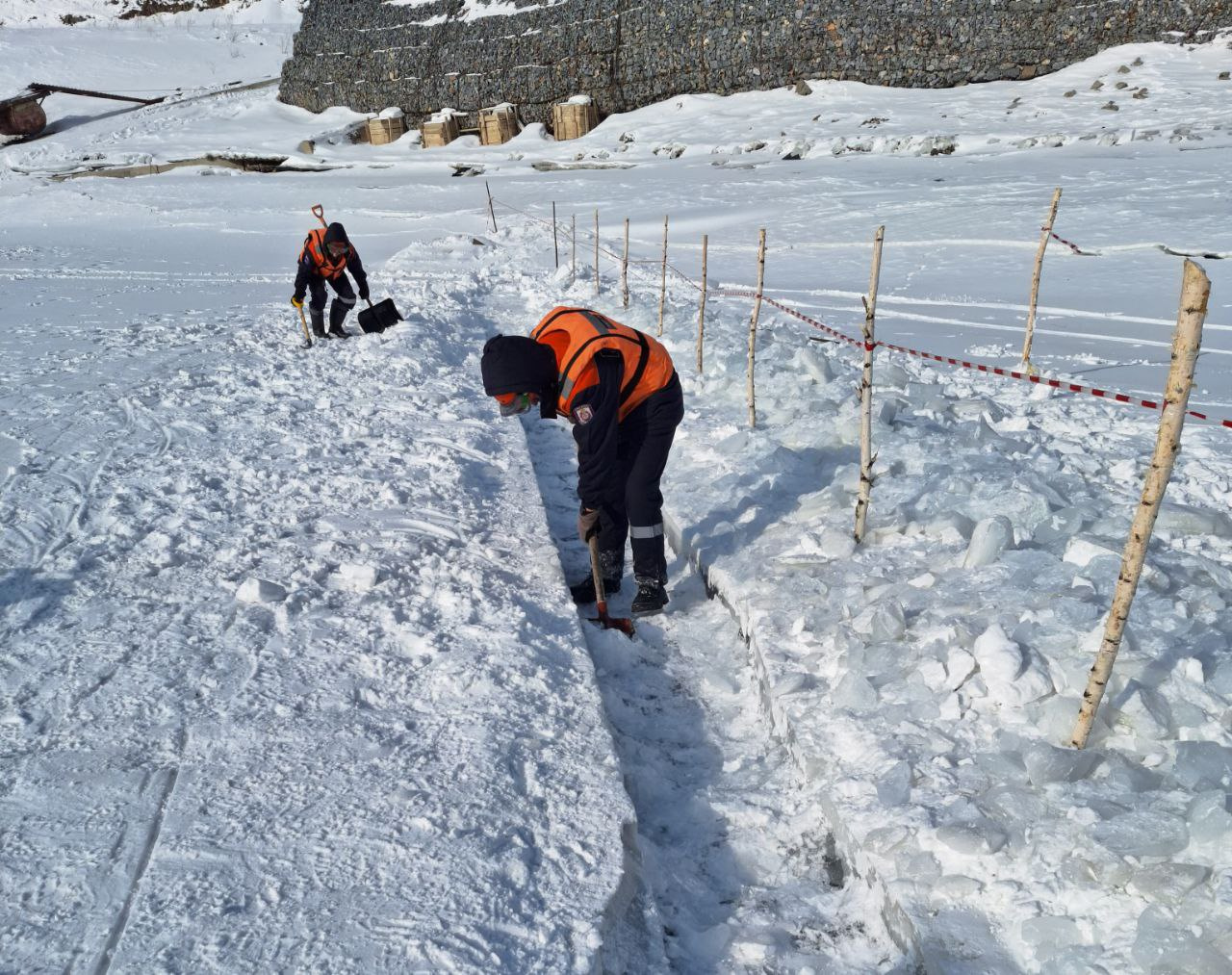 Дивногорские спасатели распилили лед на Шумихе, чтобы там не гуляли и не дрифтовали на машинах