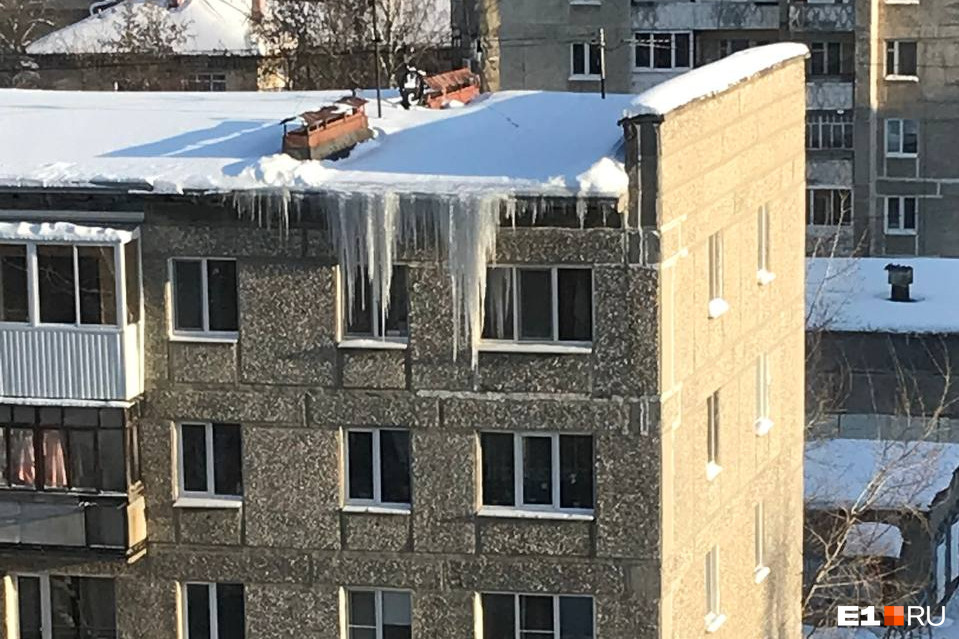 «Сосулька в два этажа!» Посмотрите, во что превратились крыши домов в Екатеринбурге после снегопадов