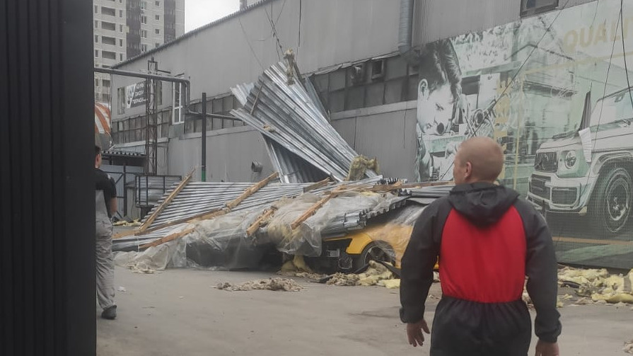 Крыши падают на машины, сносит столбы с проводами: Екатеринбург захватил шторм