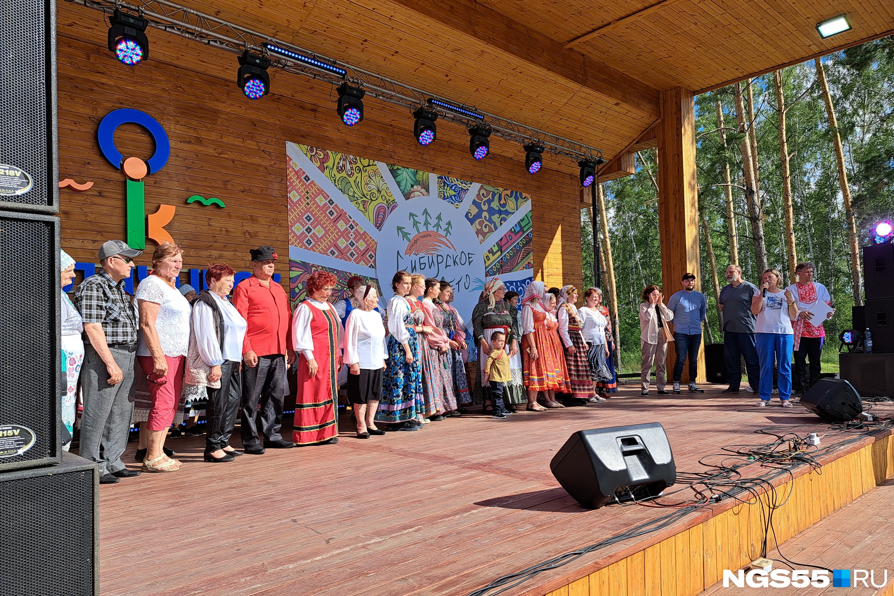 А вот и народные ансамбли Калачинского района. Еще утром на фестивале прошел конкурс, а после обеда уже состоялось награждение