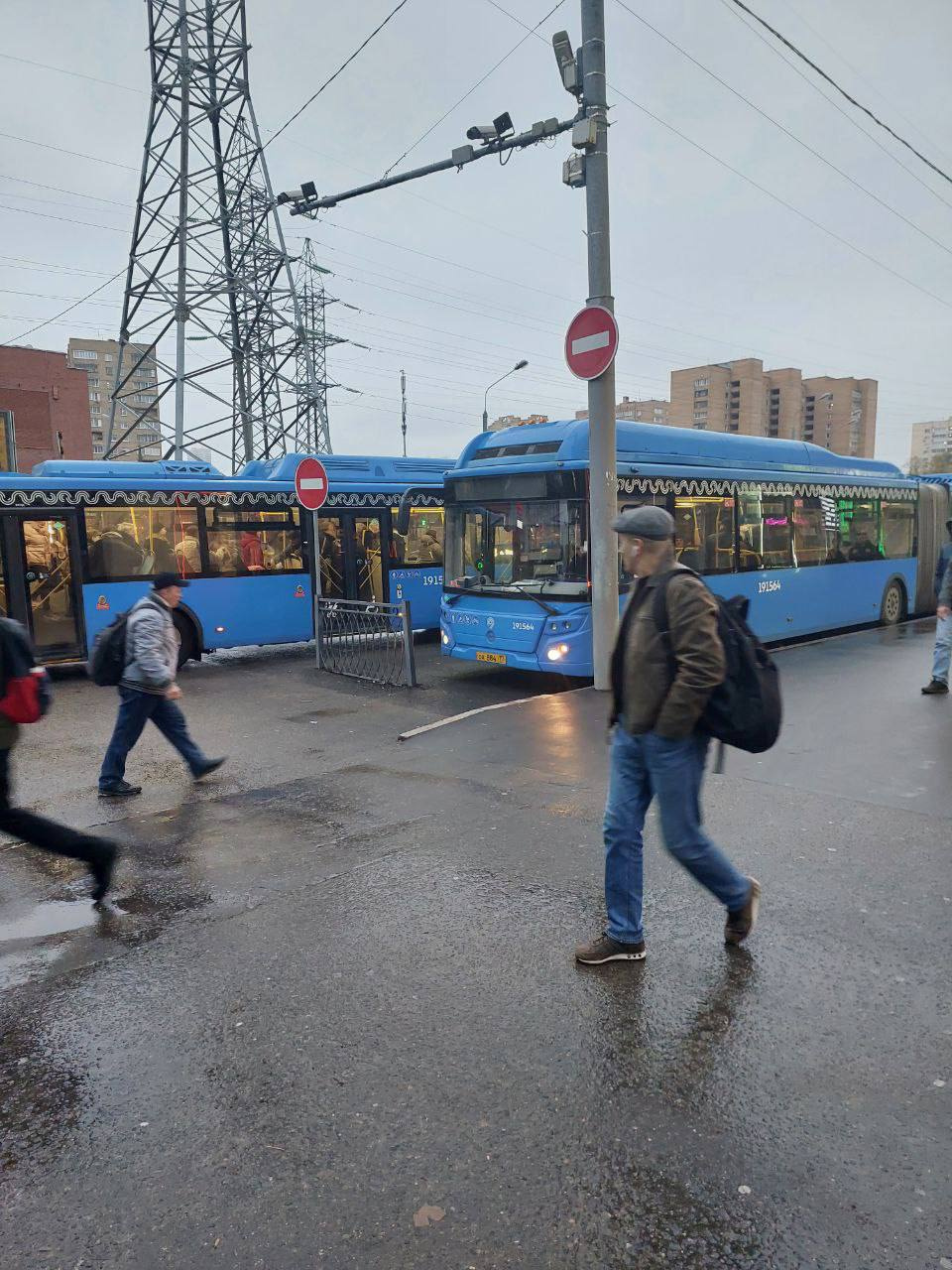 Рейд по безбилетникам в автобусах прошел на севере Москвы: почему на  станциях Ховрино и Водный стадион дежурит полиция, а территория оцеплена -  24 октября 2023 - msk1.ru