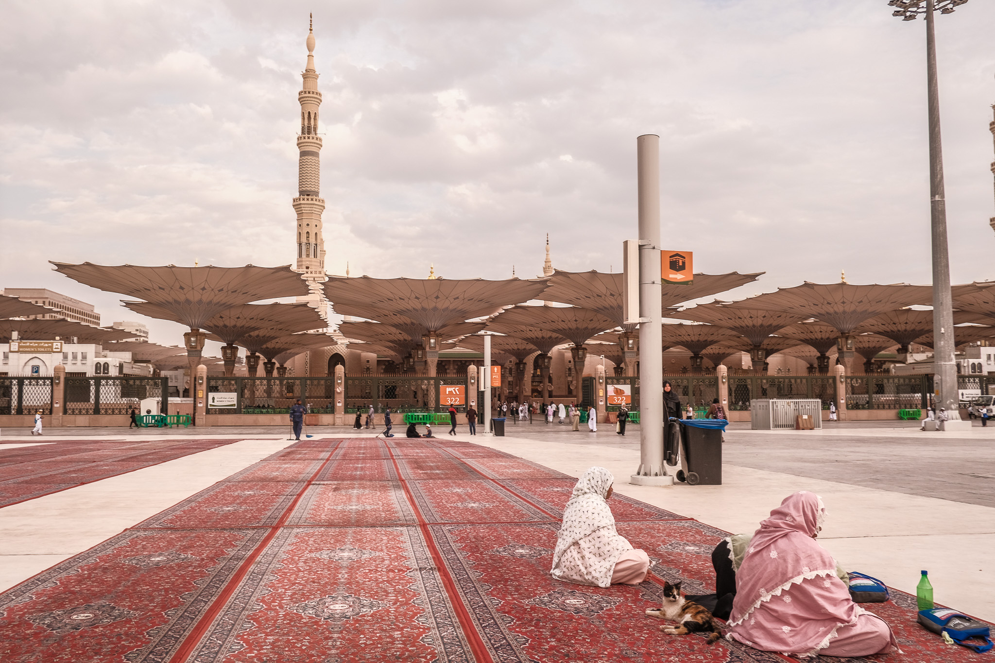 Территория вокруг мечети тоже предназначена для молитв