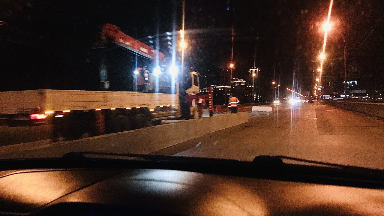 Рабочие вышли на ремонт Димитровского моста — движение на нескольких участках ограничено