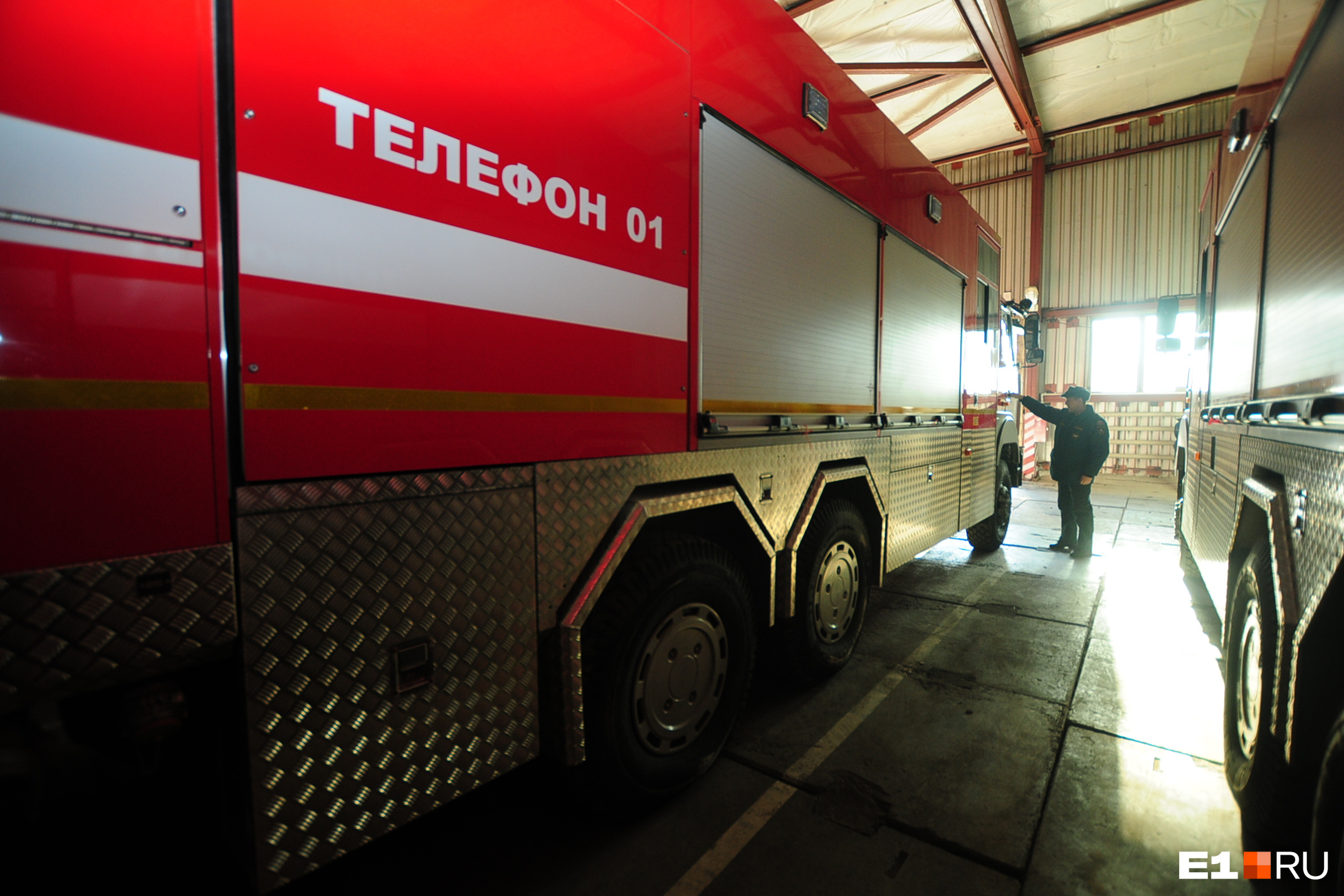 доклад о человеке. писатель за работой. робот человек. искусственный интеллект. искусственный интеллект и человек.