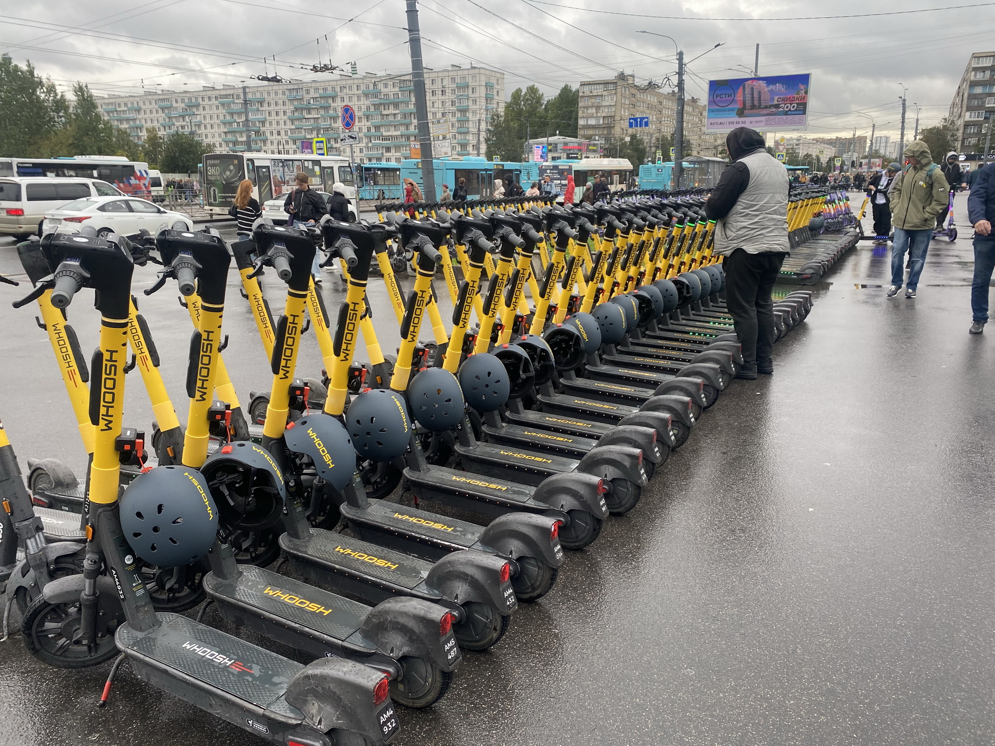 В Петербурге появились первые электросамокаты со шлемами - 4 октября 2023 -  ФОНТАНКА.ру