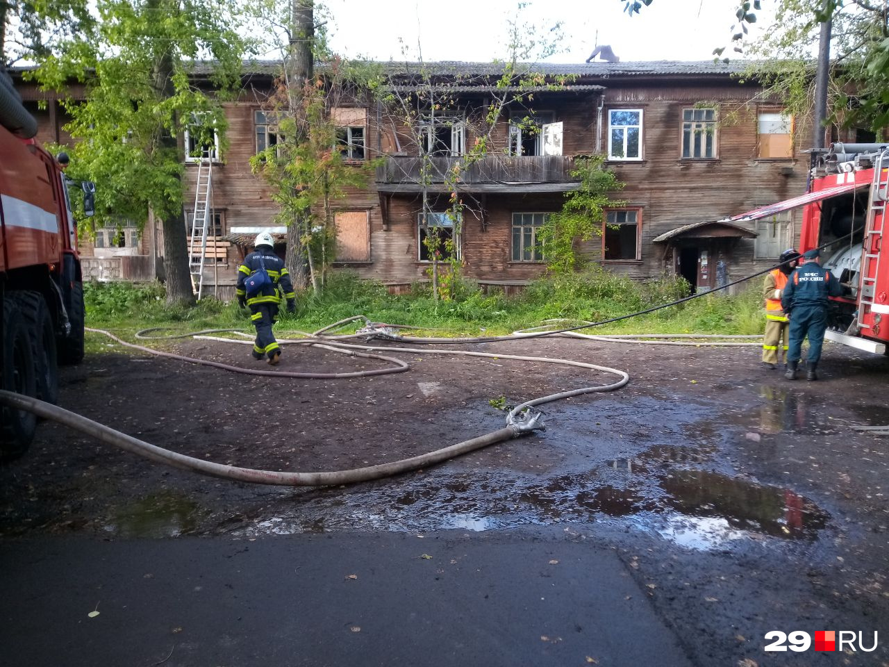 Было два очага»: в центре Архангельска горит деревянный дом | 07.09.2023 |  Архангельск - БезФормата