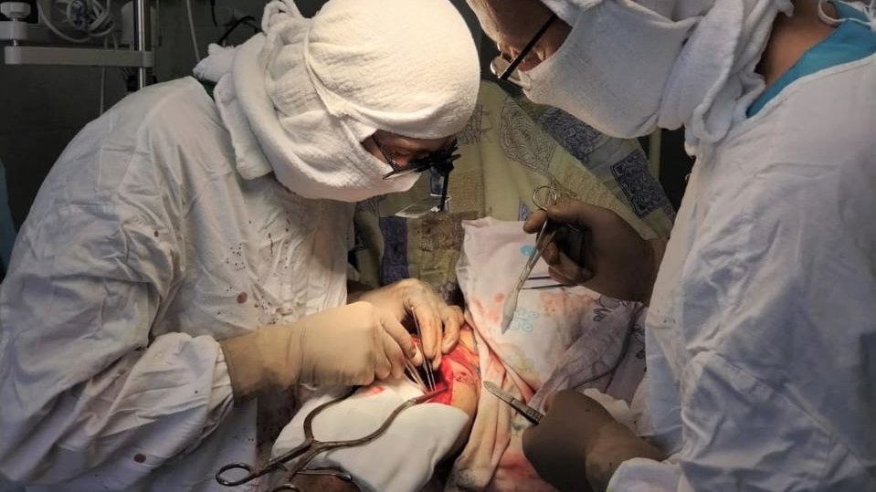 До операции кисть просто висела на руке: врачи Сургута пересадили нерв из ноги в плечо раненому участнику СВО