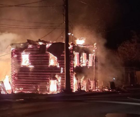 Взорвался газовый баллон. Появились подробности пожара в Сормове, где сгорели три деревянных здания