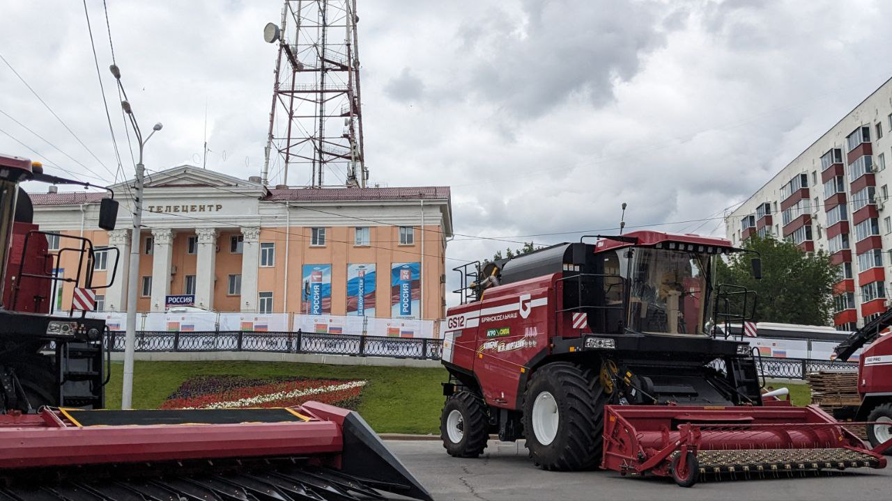 На площади уже выставлены некоторые экспонаты выставки достижений