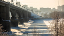 Готовьтесь к пробкам: выбоины на Октябрьском и Димитровском мостах решили заделать за один день до морозов