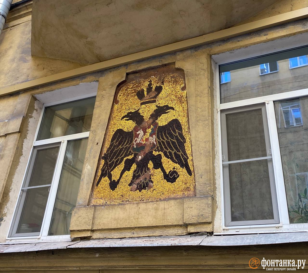 На Васильевском дочищают мозаичный имперский герб — проявилась корона. «Фонтанка» показала результат геральдисту