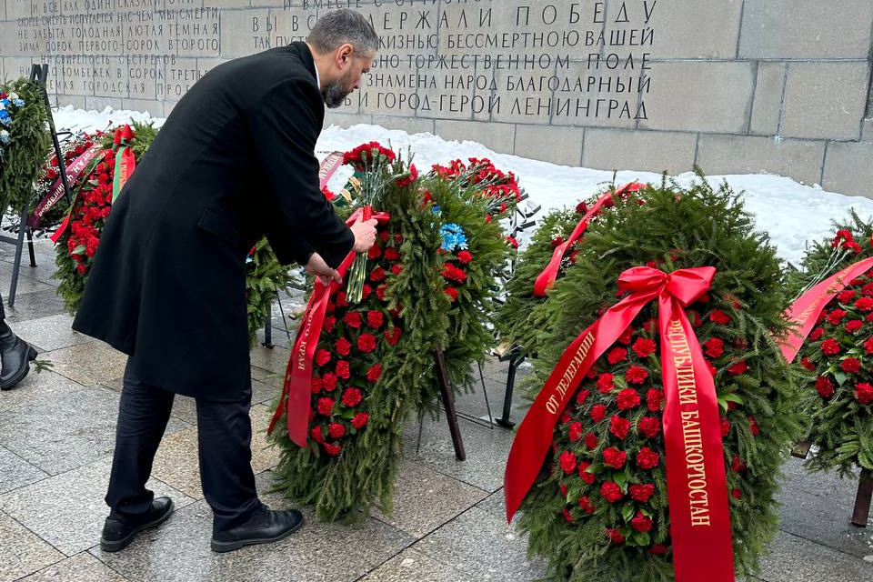 Александр Осипов возложил цветы в память жертвам Второй мировой войны в Санкт-Петербурге