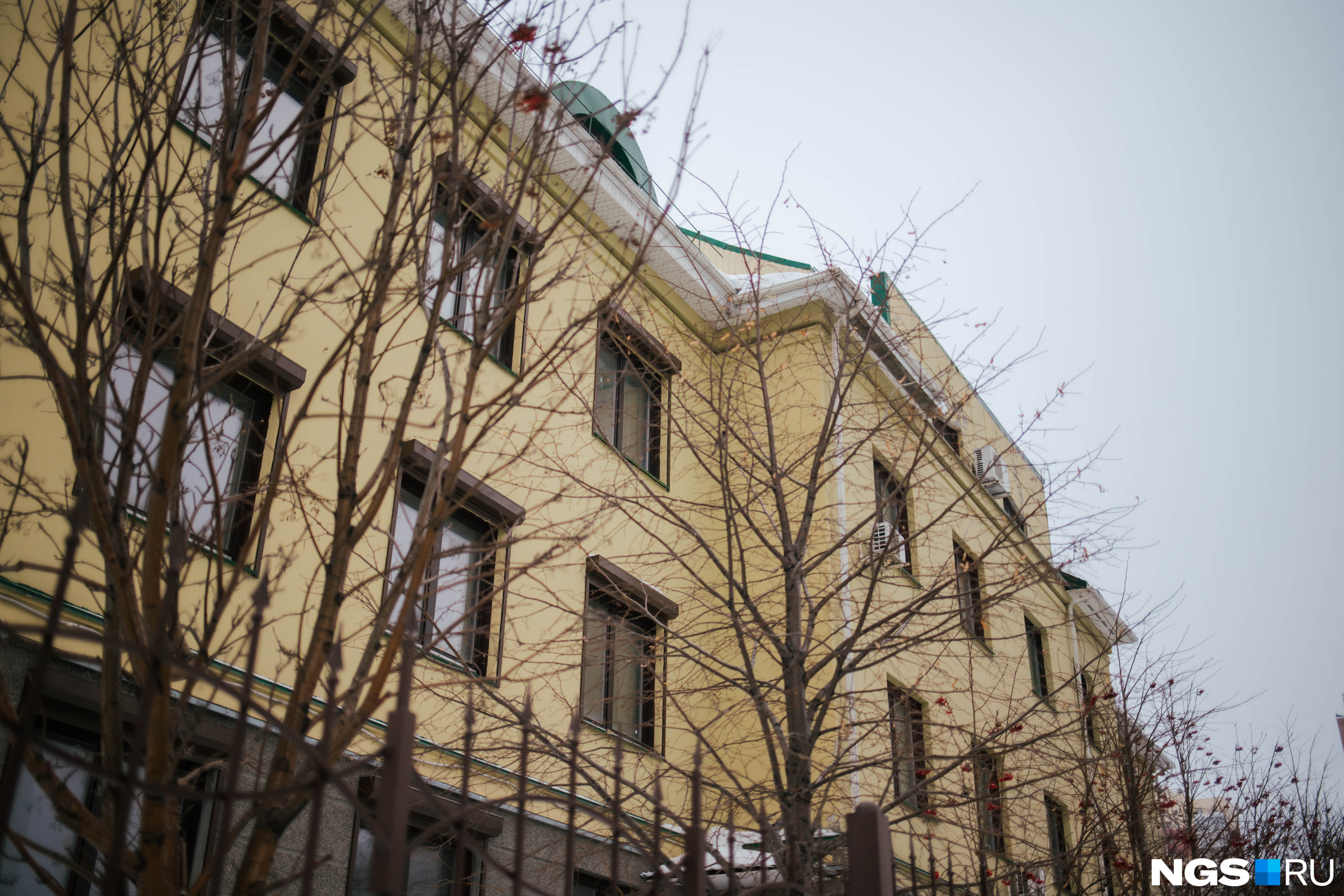 Несмотря на внушительный состав собственников, дом на Шевченко производит впечатление полупустого Несмотря на внушительный состав собственников, дом на Шевченко производит впечатление полупустого