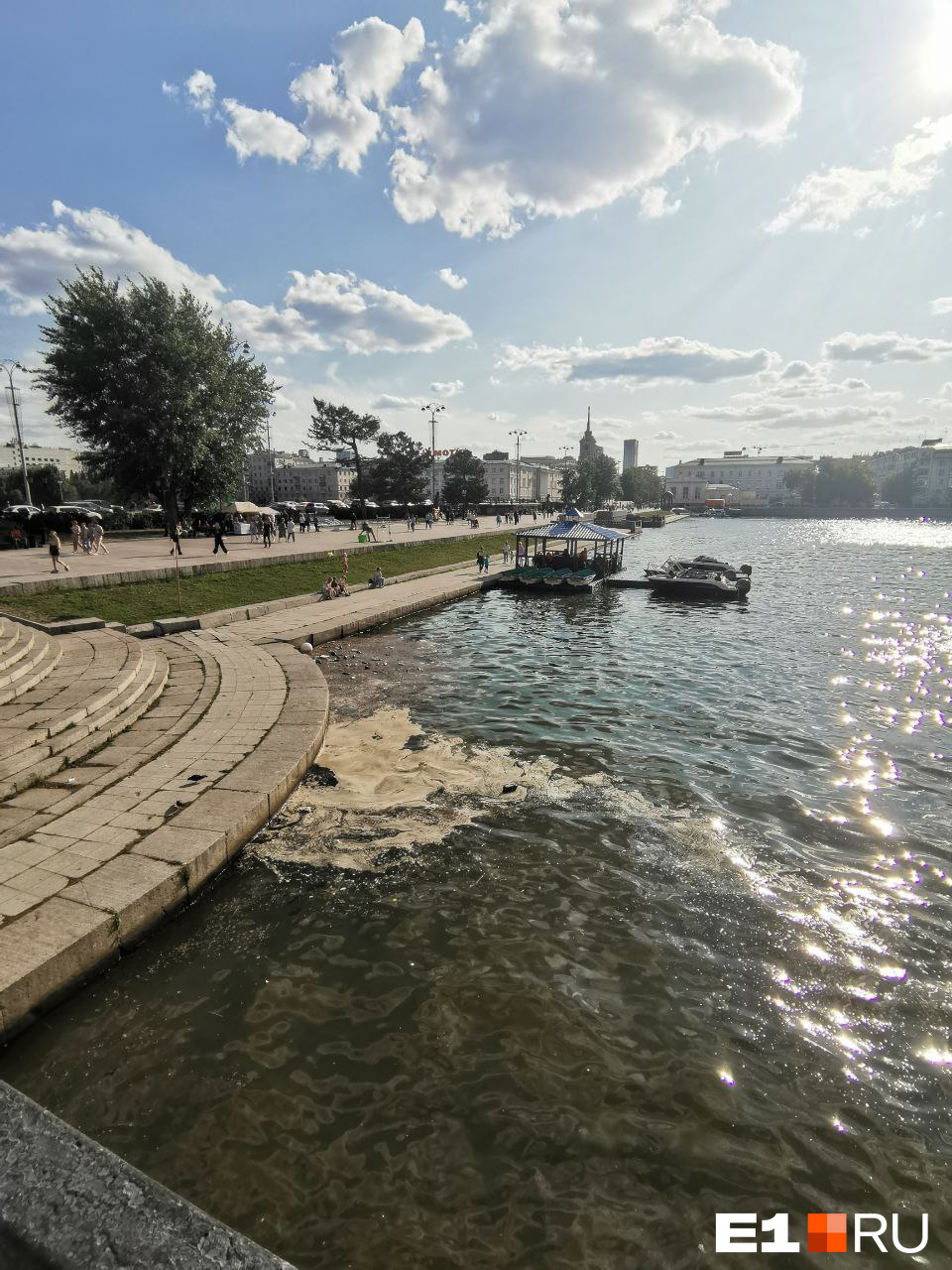 Это позор для Екатеринбурга: вода в Исети превратилась в настоящее болото