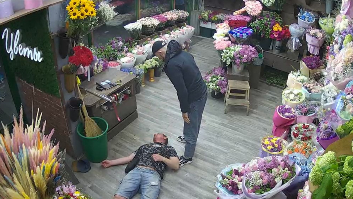 Букет для жены обернулся уголовным делом: в Ростове продавец цветочного магазина задержал воров — видео