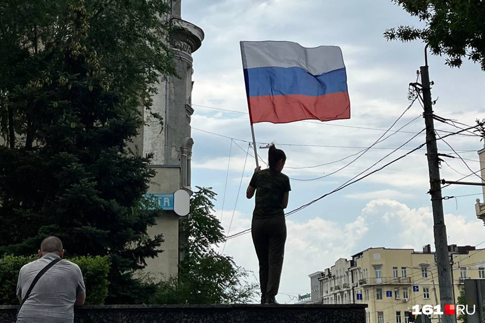 Вагнеровцы раздавали флаги ростовчанам, пришедшим к занятому штабу ЮВО