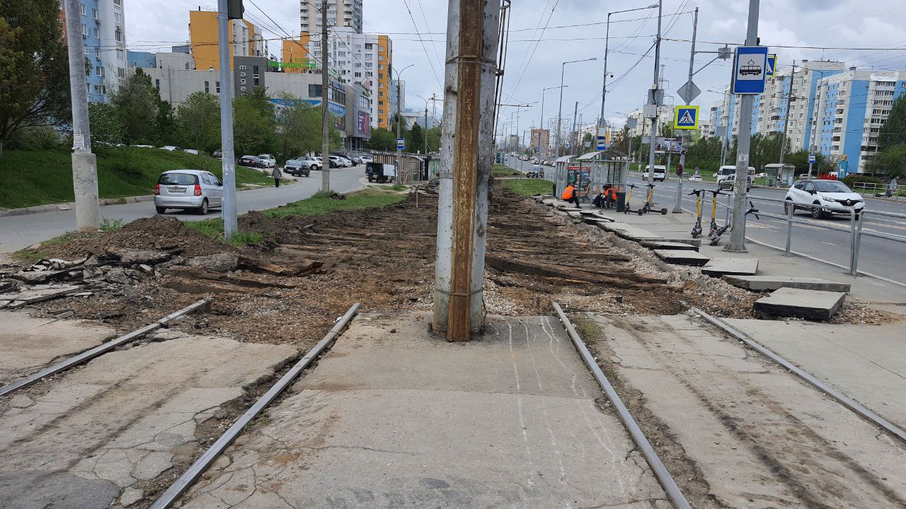 Расковыряли вместе с асфальтом: на Ново-Садовой начали демонтировать трамвайные пути