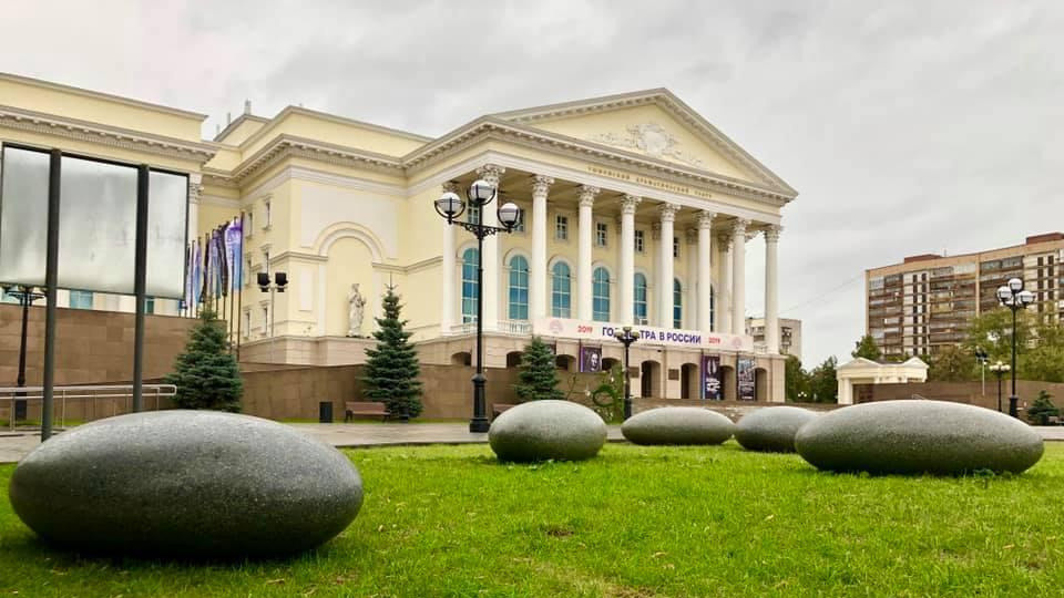 Фирма из Челябинска подарила Тюмени «яйца драконов». Почему они исчезли с площади у драмтеатра?