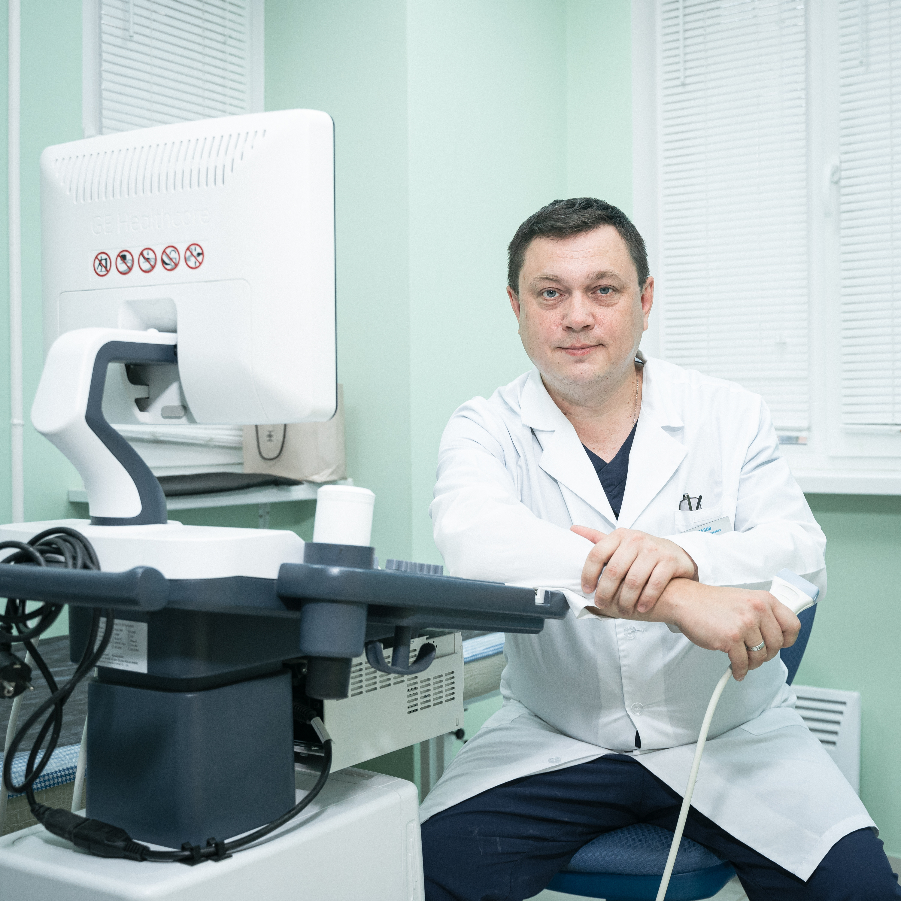 Сосудистый хирург Николай Чучалов обладает огромным опытом хирургического лечения варикозного расширения вен, в том числе сложных случаев