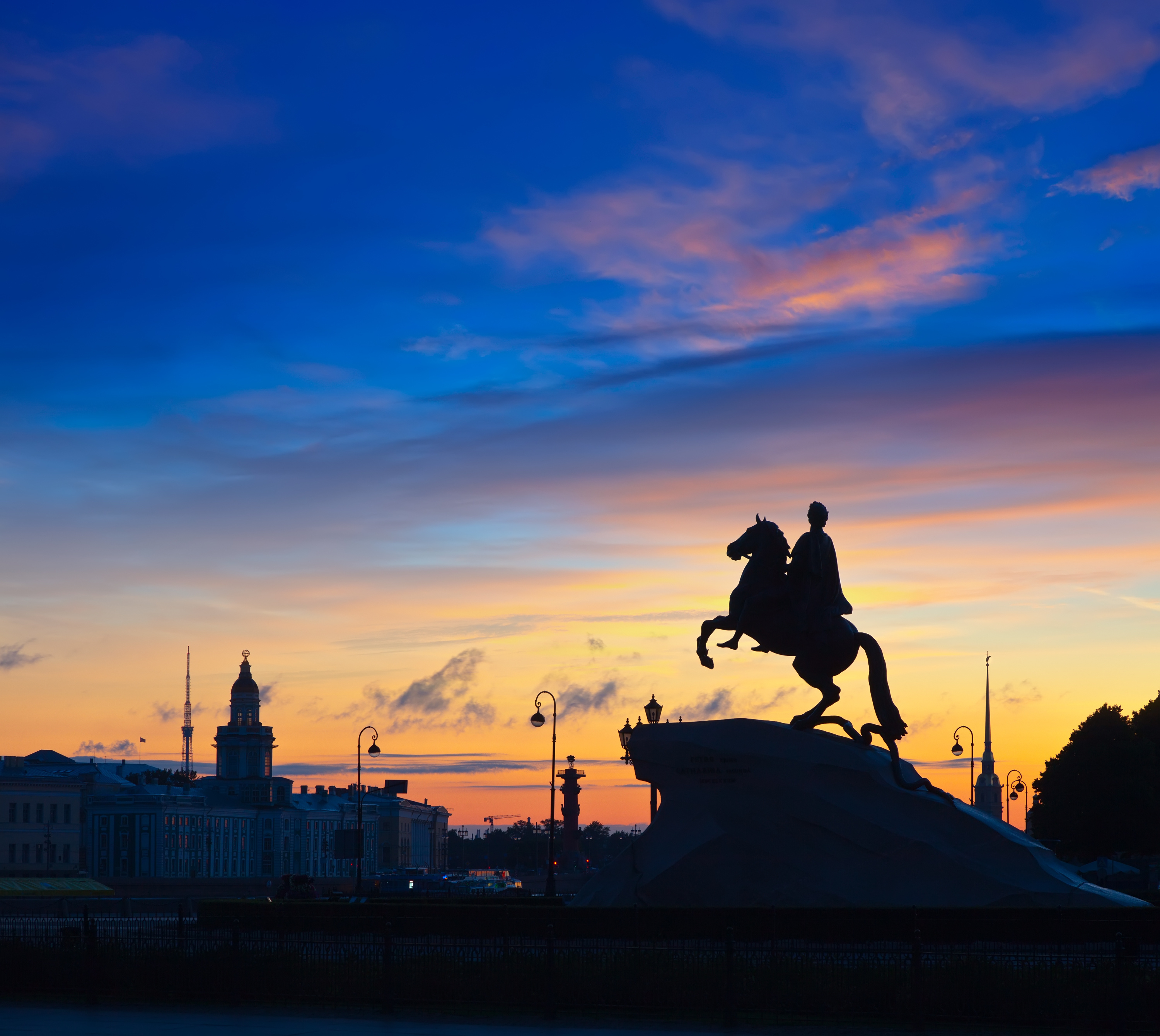 Слушать петербургский. Медный всадник в Санкт-Петербурге. Медный всадник силует Санкт-Петербурга. Санкт-Петербург на закате медный всадник. Медный всадник и Петропавловская крепость.