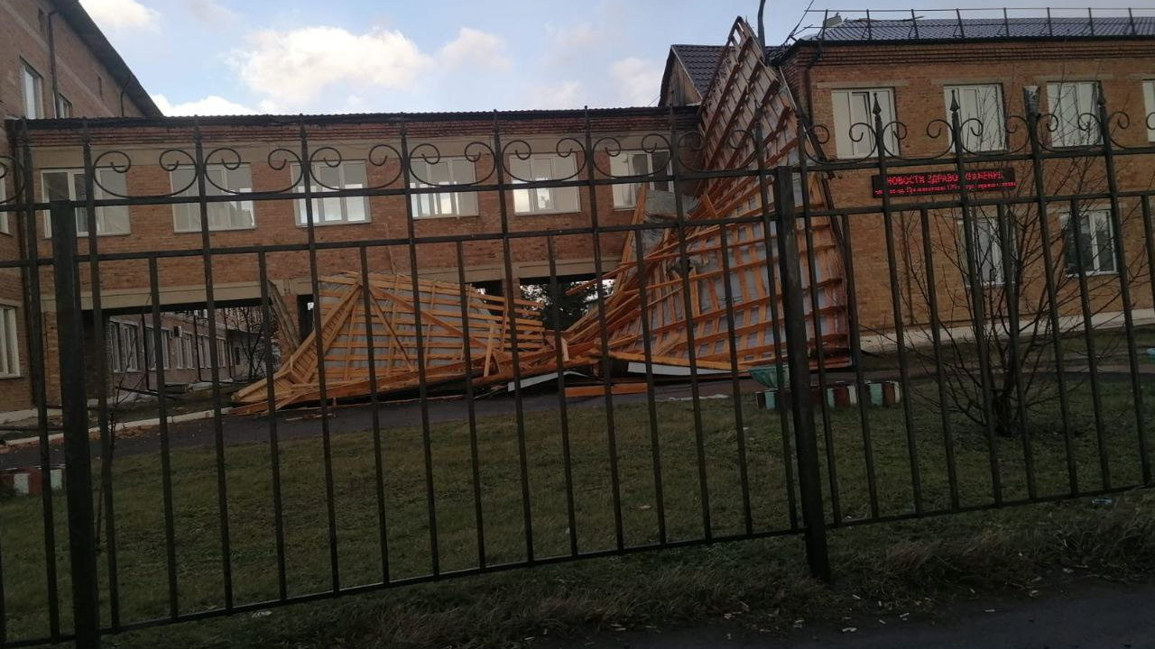 Под Красноярском ураган сорвал крышу с больницы