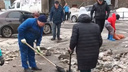 «Зачем нам УК?»: на Северо-Западе жители вышли на коллективную уборку дороги ото льда