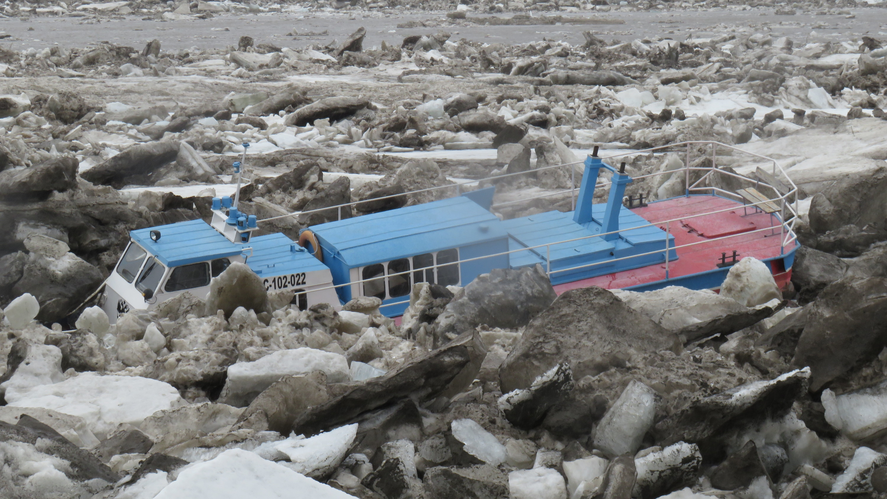 Ледоход ушел из Томска, но оставил огромный навал льдин на Речвокзале