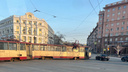 Проспект Ленина встал в адскую пробку из-за сошедшего с рельсов и подгоревшего трамвая