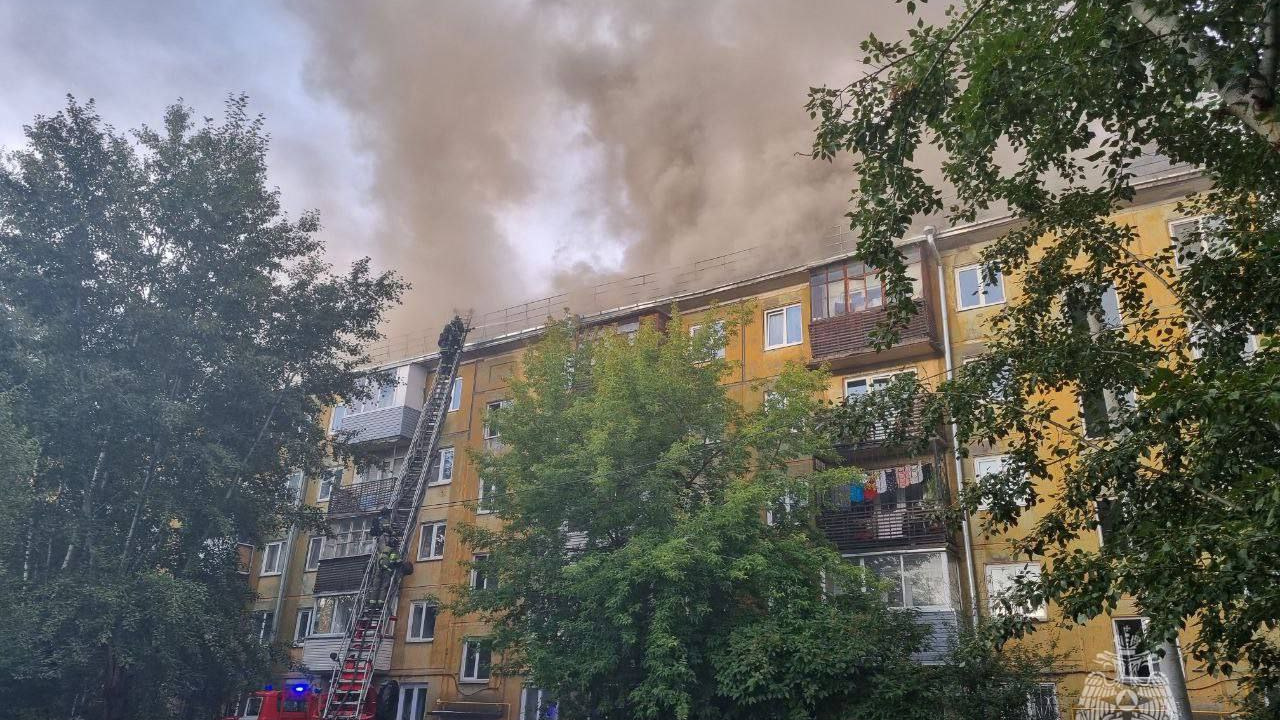Крыша пятиэтажки загорелась в Красноярске — страшный пожар попал на видео