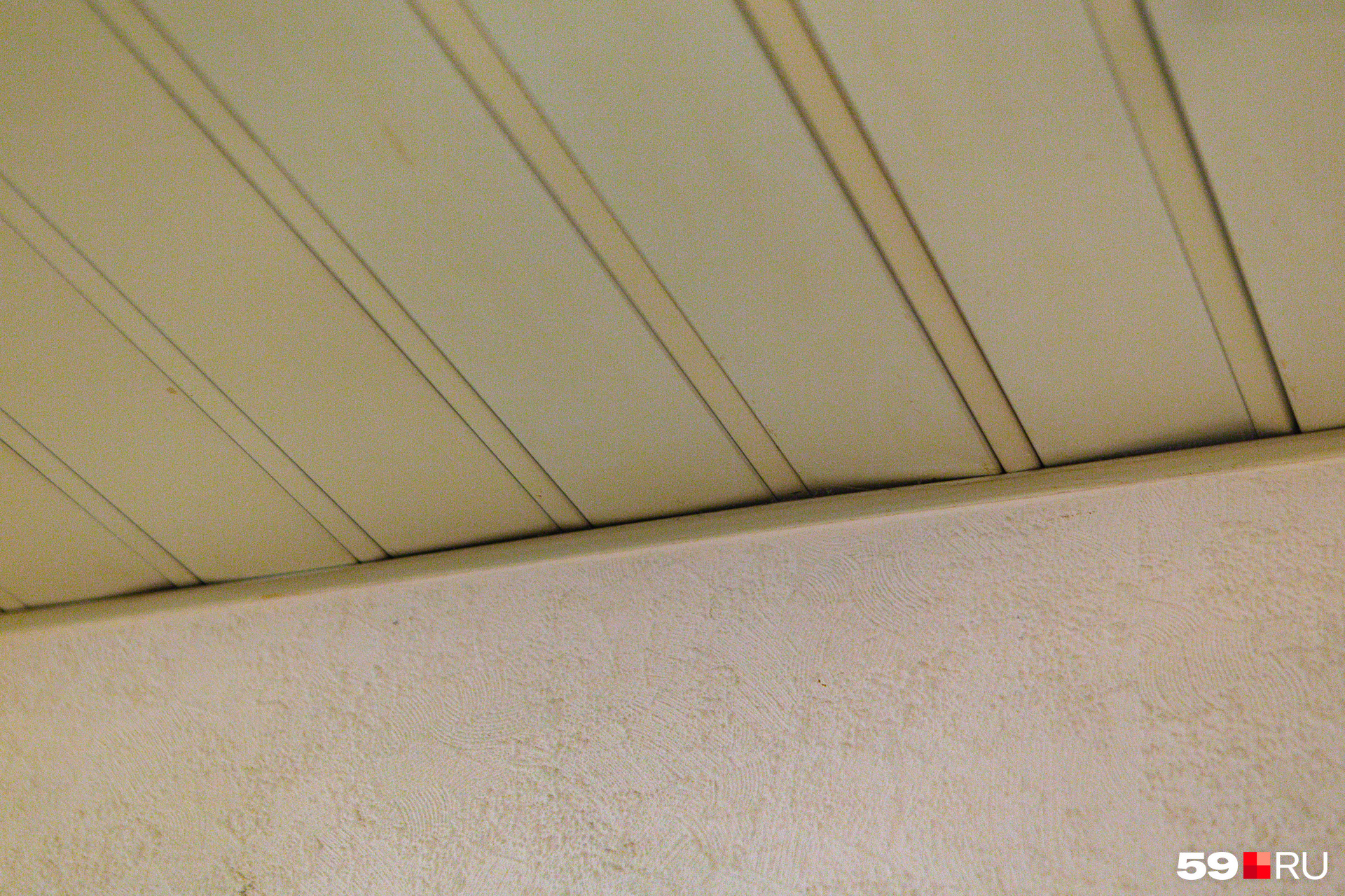 Панели на потолке искривились