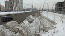 Сломанные деревья и погнутый забор: челябинцев возмутили горы снега на тротуарах после очистки дорог