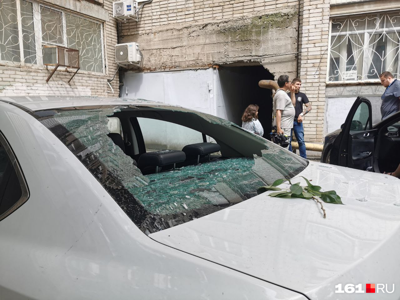 Из-за взрыва выбило стекло на припаркованной у дома машины
