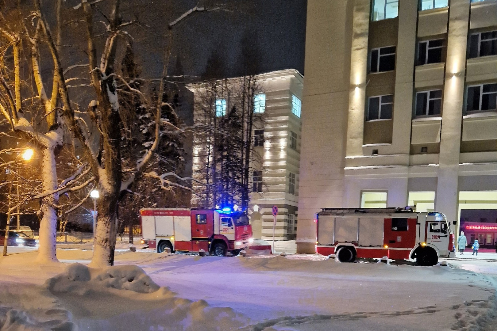 У здания СГМУ стоят пожарные машины: что случилось | 18.01.2024 |  Архангельск - БезФормата