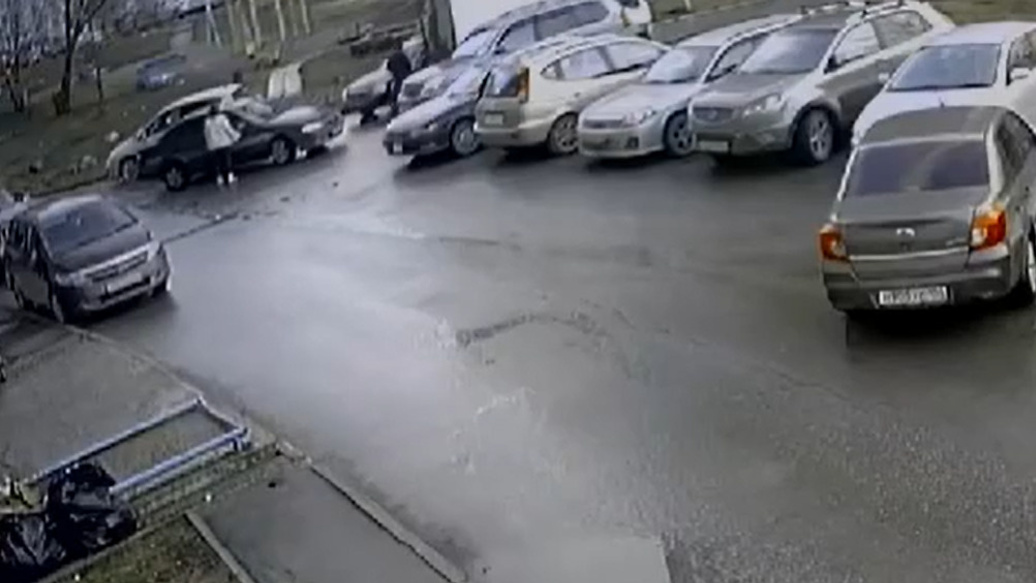 «Ударила по колесу»: на парковке в Новосибирске водитель ВАЗа перекрыл выезд, а потом пнул женщину — видео