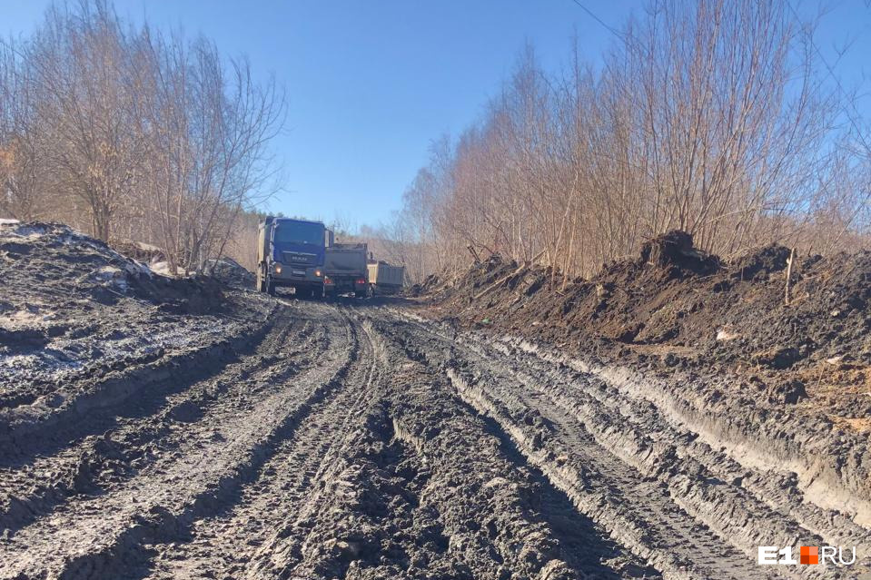 В Екатеринбурге грузовики размесили дорогу у МЕГИ и превратили ее в непроходимое болото