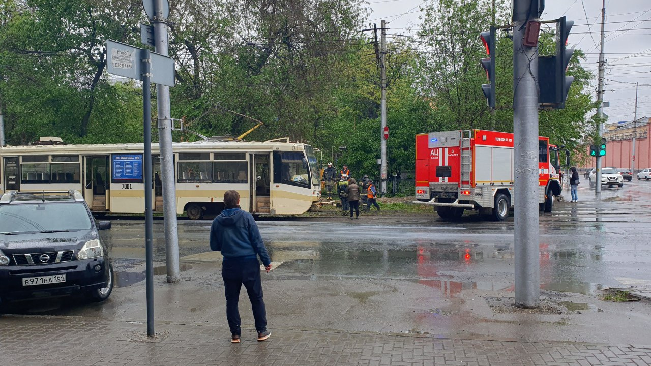 Пожарные выезжали на тушение трамвая в центре Саратова
