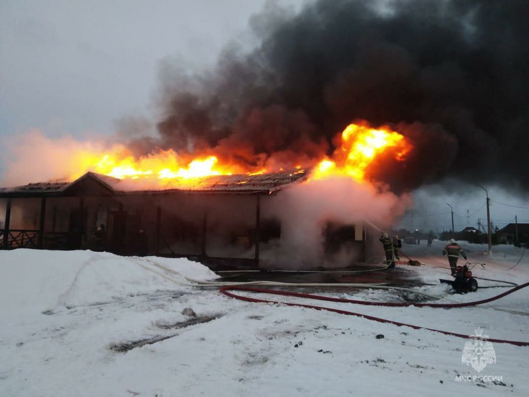 В Свердловской области произошел мощный пожар на лыжной базе: видео