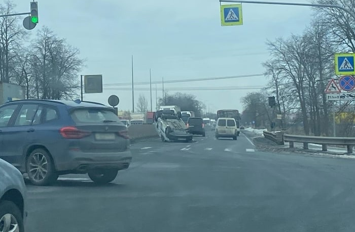 Московское шоссе встало в пробке из-за ДТП с «перевертышем»